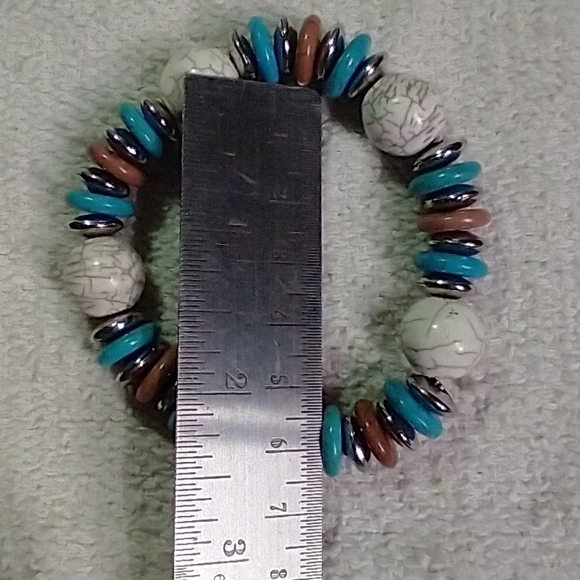 Faux turquoise white blue pink silvertone stretch Bangle bracelet - Picture 3 of 3